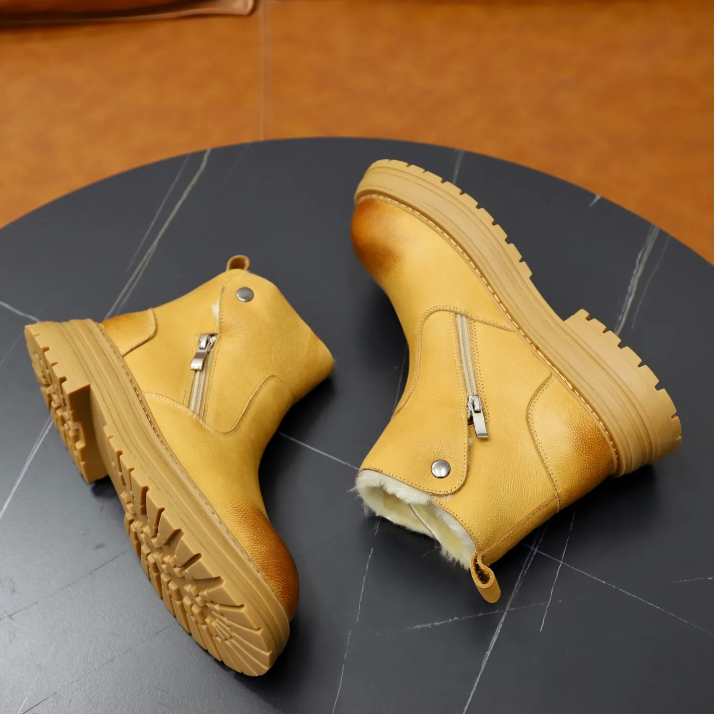 Ex-factory price: 680💰Thick wool imported from Australia Brand: UGG genuine purchasing agent Size: 38-44 (customized in 45) Grade: Official website 1:1 Material: First-layer genuine leather waterproof and antifreeze upper Real wool lining Original non-slip Soft wear-resistant outsole Style category: Men's casual shoes Trendy style Comfortable on the feet Color: Official website color synchronization